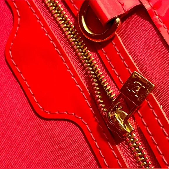 Louis Vuitton Hot Pink Vernis Wilshire PM Bag with authentic LV dust-bag - Picture 8 of 16